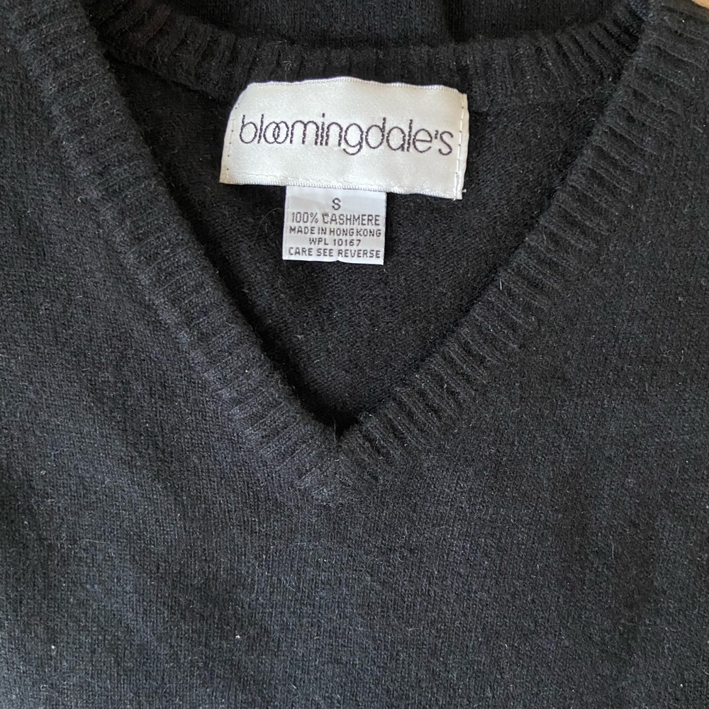Bloomingdale's Black V-Neck Cashmere Cropped Sweater - Picture 4 of 4